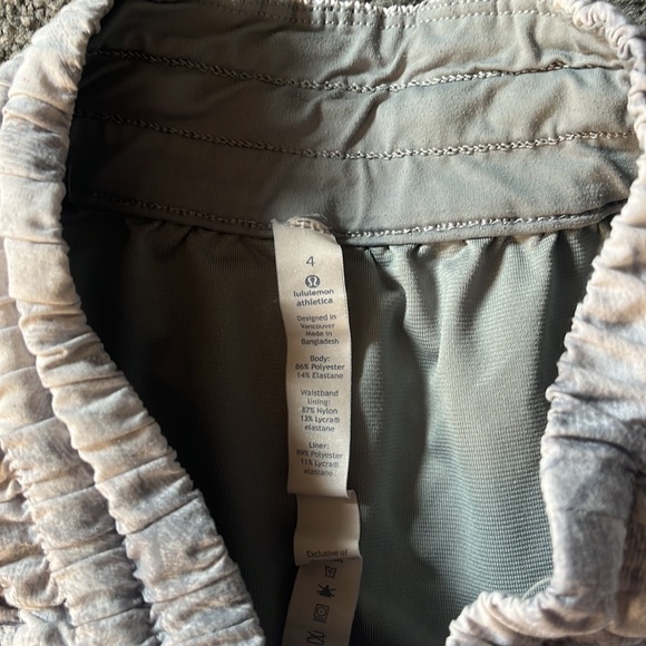 Lululemon tracker high rise 2.5” inseam shorts - Picture 2 of 3